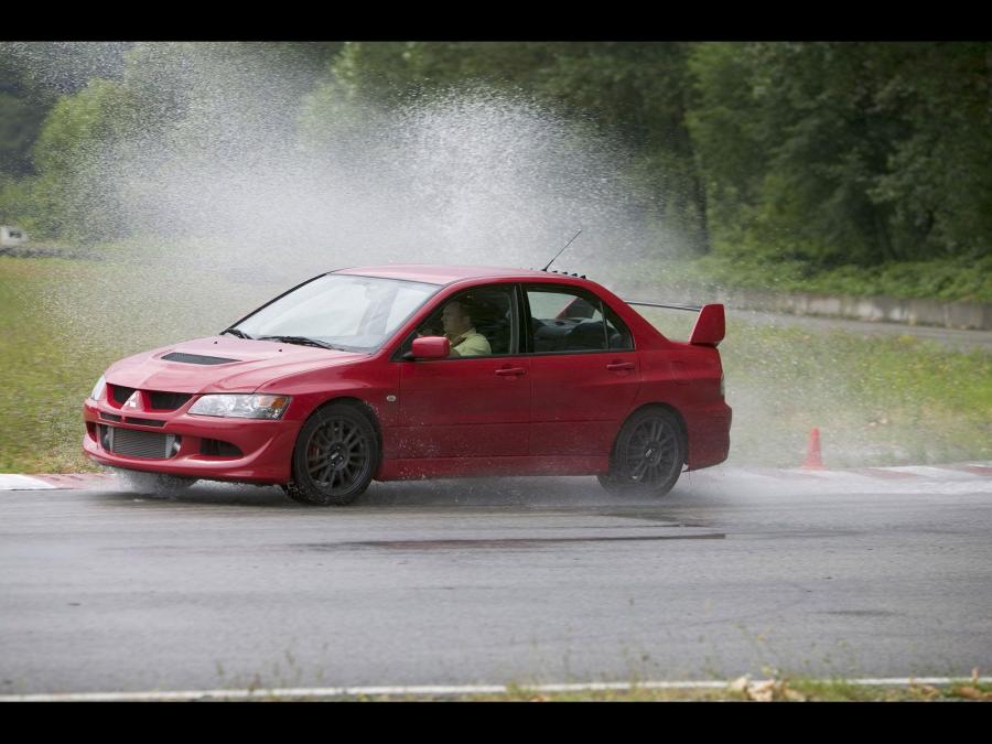  Mitsubishi Lancer Evolution MR 2004 года  (фото 14 из 17)